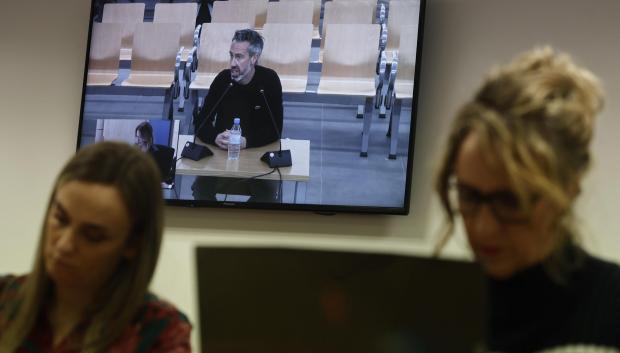 Una pantalla en la sala de prensa de la Audiencia Nacional en San Fernando de Henares, Madrid, muestra al exseleccionador del equipo femenino de fútbol Jorge Vilda durante su declaración, este miércoles. Tras la declaración del expresidente de la RFEF Luis Rubiales en el juicio por el beso no consentido a la futbolista Jenni Hermoso, llega el turno de los otros tres acusados por coacciones: el exseleccionador femenino Jorge Vilda