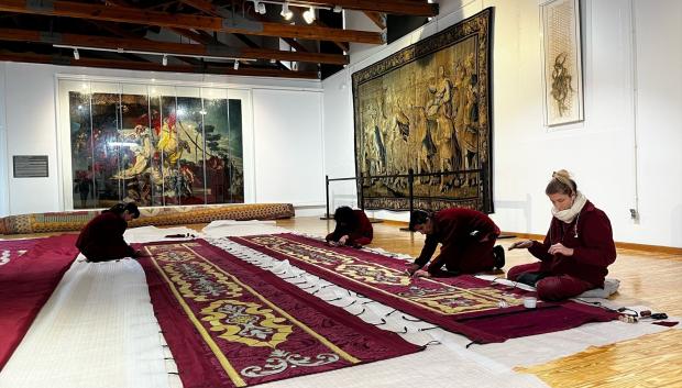 Restauradoras de la Real Fábrica de Tapices trabajan sobre el telón del Teatro Español.

EUROPA PRESS
13/2/2025