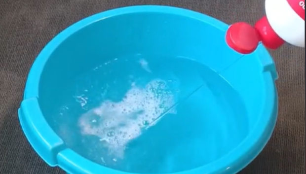 La clave está en echar un chorro de amoniaco en un barreño con agua