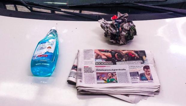 El papel de periódico también puede usarse con limpiacristales normal