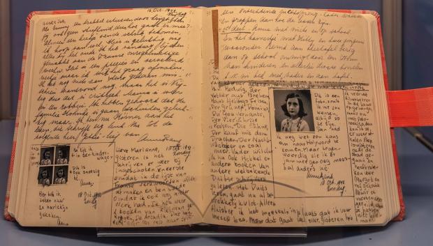 El diario original de Ana Frank expuesto temporalmente en la iglesia de Kiel, en Alemani