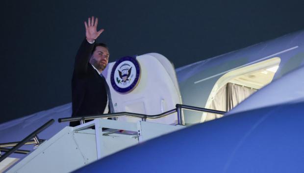 El vicepresidente de Estados Unidos, J. D. Vance, saluda mientras aborda el Air Force Two