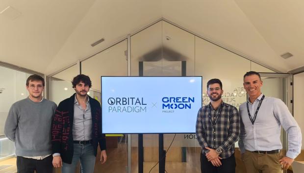 Los fundadores del proyecto 'Green Moon Project' junto al astrobiólogo Jorge Pla García