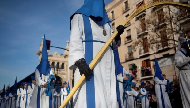 Las túnicas de los cofrades colorean las calles