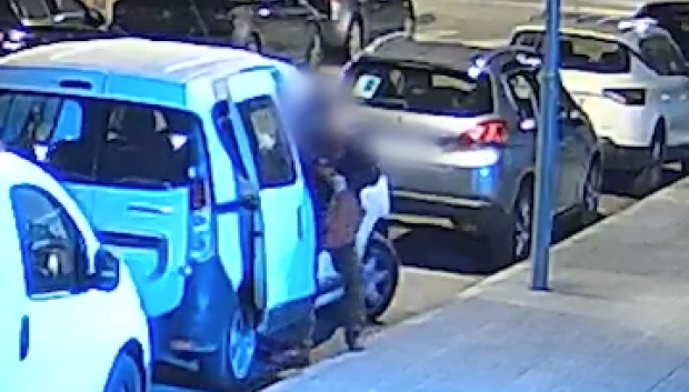 Cuando aparece un coche abierto lo primero es acceder al habitáculo