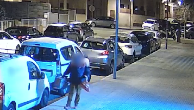 El ladrón se aleja con el botín, una caja de herramietas