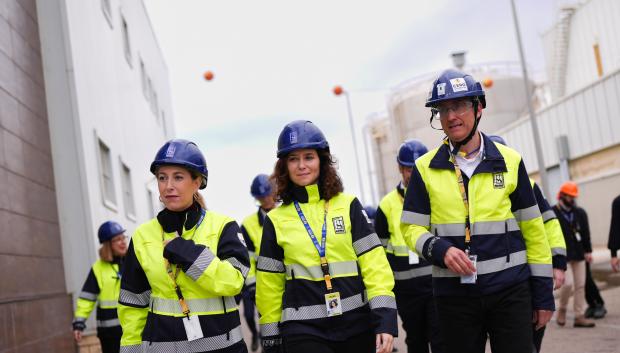 Isabel Díaz Ayuso y María Guardiola en la central nuclear de Almaraz