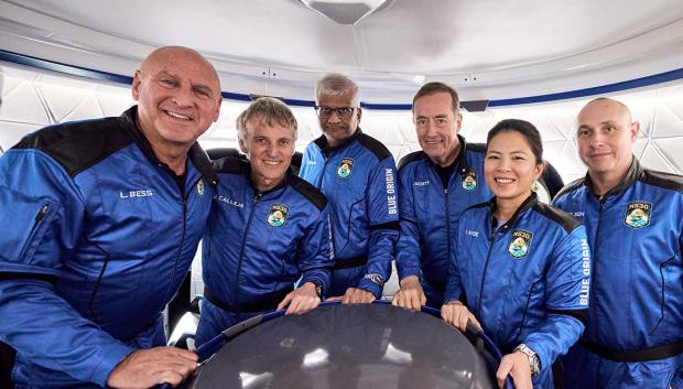 Jesús Calleja junto con el resto de tripulantes del décimo vuelo tripulado del programa New Shepard de Blue Origin