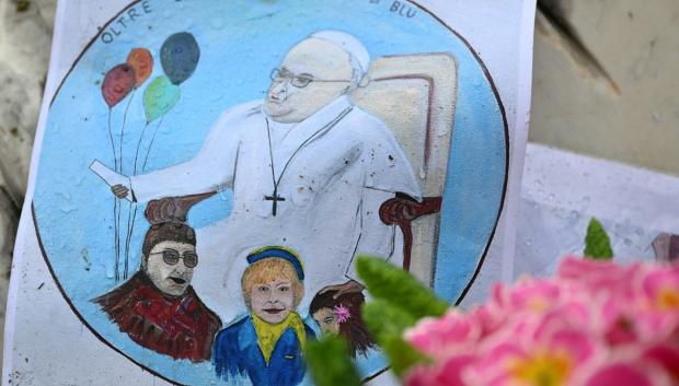Dibujos y mensajes de sanación para el Papa Francisco se colocan en la estatua de Juan Pablo II en la salida del hospital Gemelli