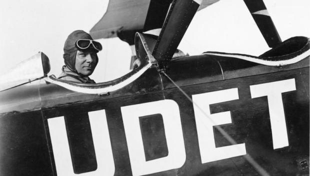 El famoso piloto acrobático alemán Udet se ha puesto a disposición del rescate del equipo Italia perdido y está de camino a Spitsbergen