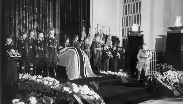 El entierro de Udet a finales de noviembre de 1941 con Hermann Göring a la derecha y Adolf Galland a la izquierda del ataúd
