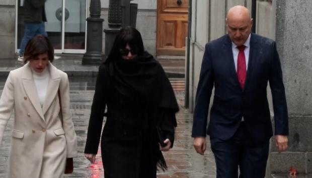 Jessica, expareja de Abajalos, llega al supremo oculta con una peluca y gafas de sol