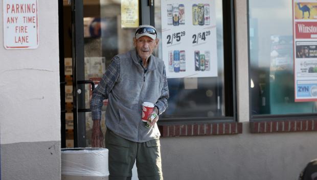 PREMIUM EXCLUSIVE: PREMIUM EXCLUSIVE RATES APPLY: Hollywood royalty Gene Hackman and his wife Betsy Arakawa were spotted in Santa Fe, New Mexico grabbing a bite at Pappadeaux's.
Hackman the Hollywood legend recently celebrated his 94th birthday with his longtime wife Betty Arakawa.
The couple looked very happy as they left the restaurant together Gene using a cane and sometimes holding onto his wife Betsy for balance.
Pictured: gene hackman
Ref: BLU_S7616655 280324 PREMIUM EXCLUSIVE
Picture by: / SplashNews.com
Splash News and Pictures
USA: 310-525-5808
UK: 020 8126 1009
eamteam@shutterstock.com
World Rights *** Local Caption *** ******EXCLUSIVE**********