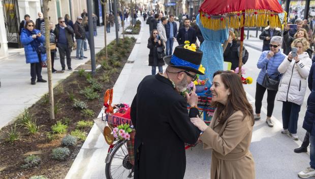La alcaldesa de La Coruña, Inés Rey, durante la inauguración de la calle San Andrés
