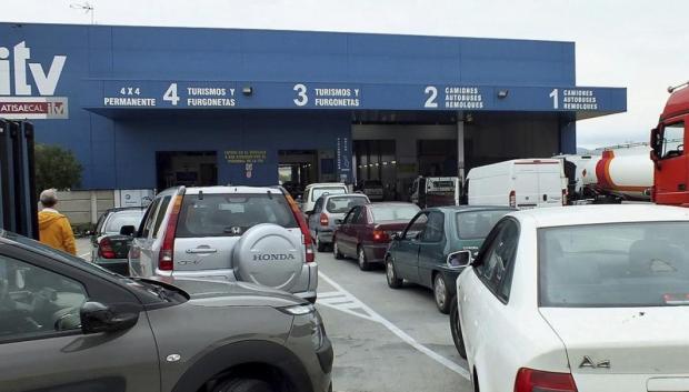 Las colas de espera en las ITV son habituales