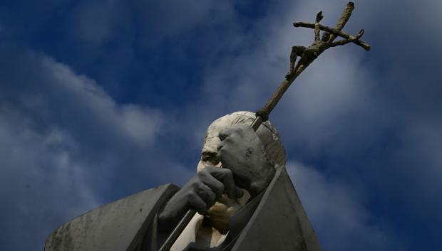 Una imagen muestra la estatua de Juan Pablo II afuera del hospital Gemelli