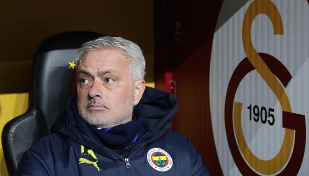 Mourinho ha sido sancionado con cuatro partidos por un comentario racista hacia el banquillo del Galatasaray