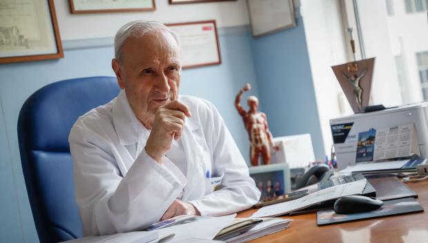 El Dr. Pedro Guillén, en un momento de la entrevista