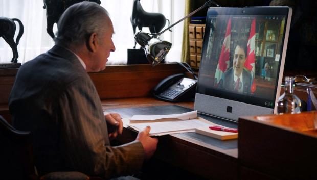 Carlos III durante una videollamada con el primer ministro de Canadá