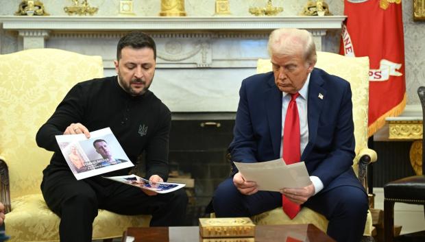 Zelenski y Trump chocan abiertamente en la Casa Blanca durante una reunión en la que debían firmar un acuerdo para compartir las riquezas minerales de Ucrania y discutir un acuerdo de paz con Rusia.