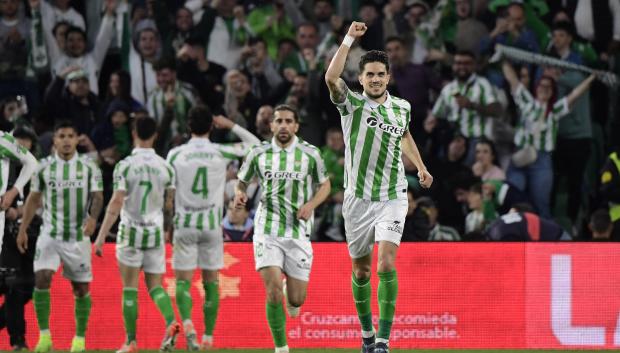 Johnny Cardoso celebra el empate del Betis