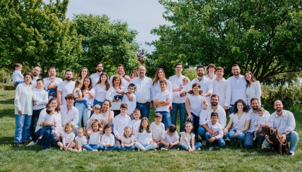 Paloma y su marido con todos sus hijos y nietos