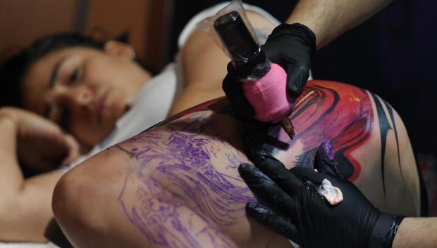 Una persona siendo tatuada en el 'Tattoo Show Argentina' en la Ciudad de Buenos Aires (Argentina).