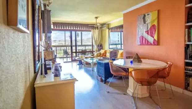 La casa está decorada con un estilo clásico