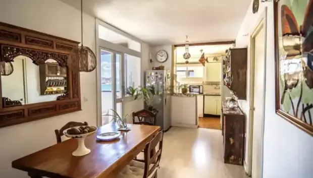 El comedor está en las inmediaciones de la cocina