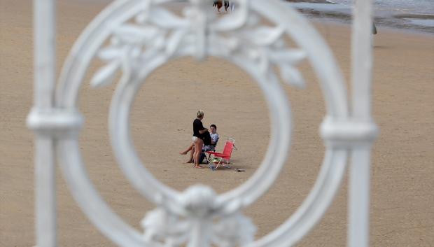 La Playa de la Concha es reconocible por su forma y por su barandilla blanca