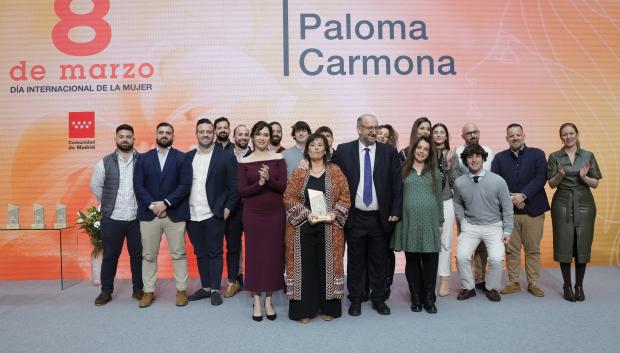Isabel Díaz Ayuso, Paloma Carmona, su marido y sus quince hijos
