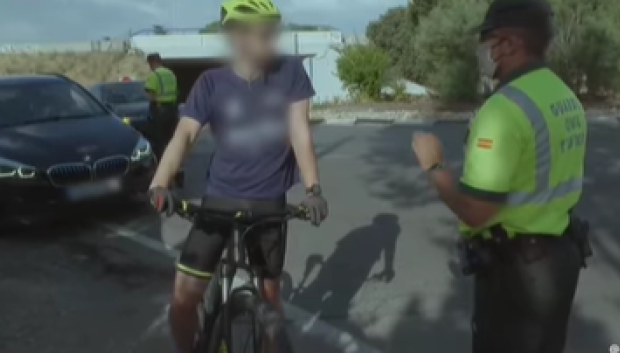 El primero de los ciclistas, con los cascos en las orejas