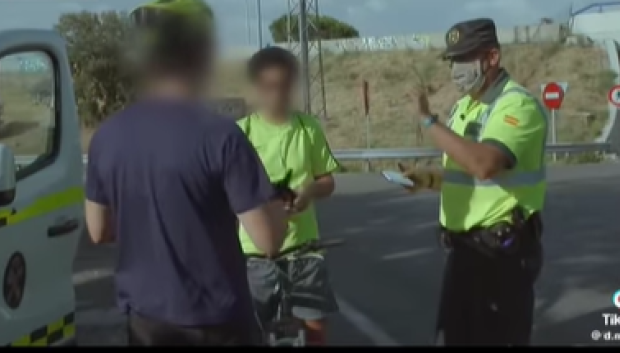 El agente decide sancionar a los dos ciclistas