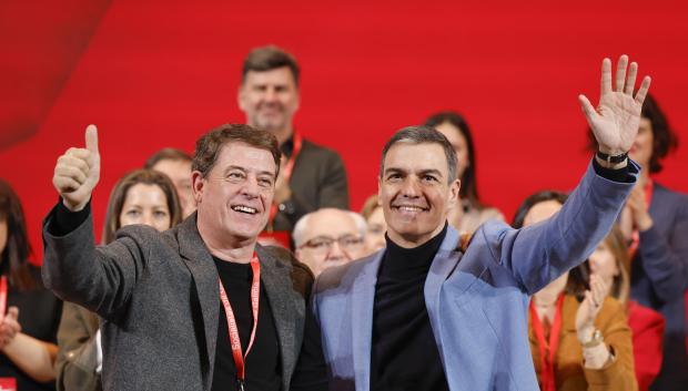 El presidente del Gobierno, Pedro Sánchez, junto a José Ramón Gómez Besteiro, ratificado secretario general del PSdeG