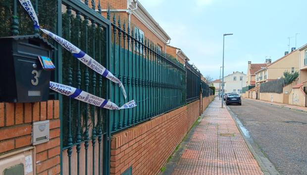 Exteriores del piso tutelado de Badajoz , ubicado en la calle Castillo de Benquerencia, donde una educadora de 35 años de un piso tutelado de Badajoz ha sido asesinada