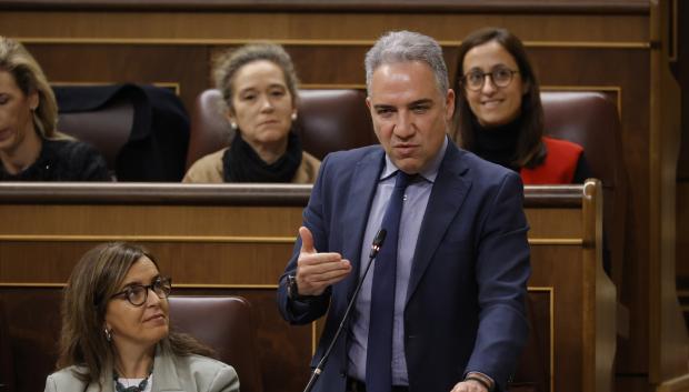 El diputado del PP Elías Bendodo interviene durante una sesión de control al Gobierno en el Congreso de los Diputados