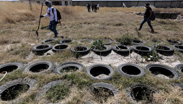Miembros del colectivo 'Guerreros Buscadores' caminan junto a un antiguo campo de entrenamiento del crimen organizado en el Rancho Izaguirre