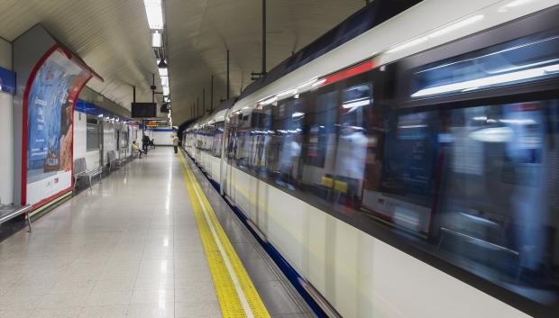 Tren en movimiento de Metro de Madrid