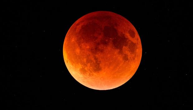 DIRECTO | Sigue el eclipse lunar que tiñe la luna de color rojo