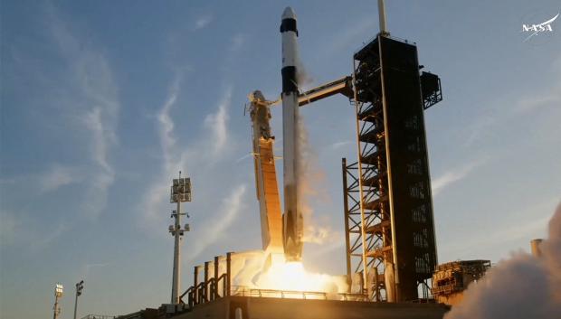 El cohete Falcon 9 de SpaceX con la cápsula Crew Dragon Endurance, que transportaba la misión Crew-10