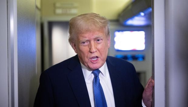 El presidente de Estados Unidos, Donald Trump, habla con la prensa a bordo del Air Force One