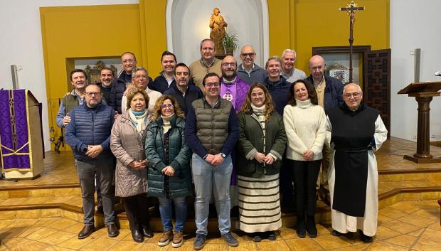 Participantes en la Adoración Nocturna junto al sacerdote Tomás Pajuelo