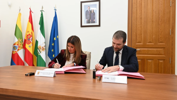 Escribano firma el acuerdo con Auxi del Olmo, alcaldesa de la localidad