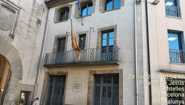 En la fachada principal del consistorio solo ondean la bandera catalana y la europea