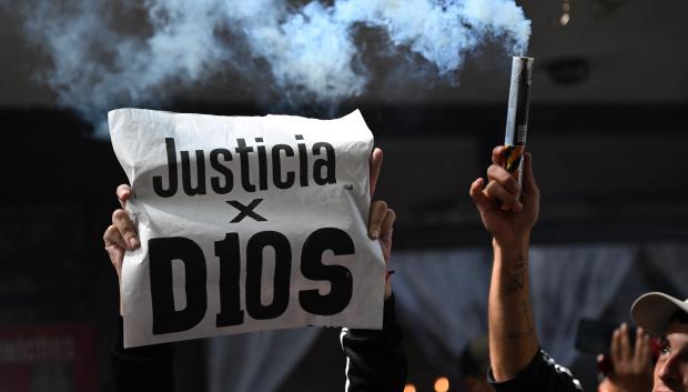 Protestas por la muerte de Maradona a las afueras del juzgado