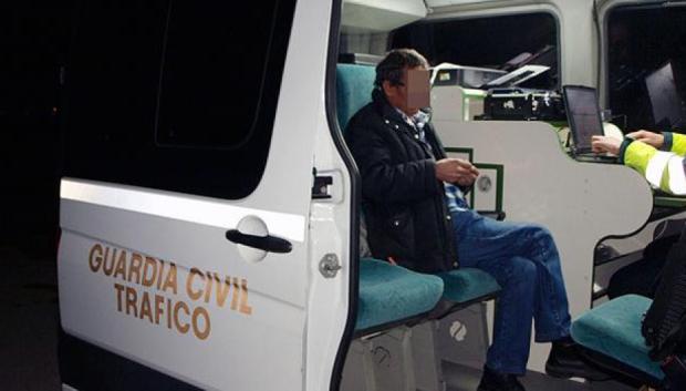 Prueba de alcoholemia en aparato de precisión en una furgoneta