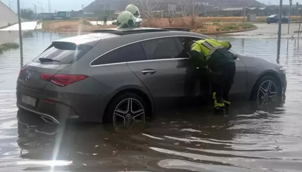 Así es como suelen terminar los coches al atravesar una balsa de agua