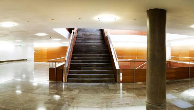 Tramo de escaleras centrales del Palacio de Congresos de Toledo