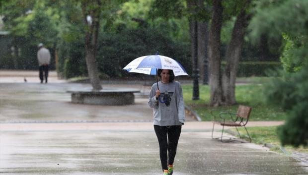 Una mujer pasea por el parque de El Retiro