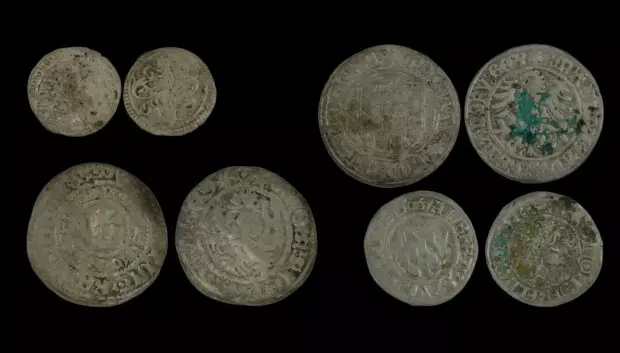 En una de las tumbas se encontraron cuatro diminutas monedas de plata, datadas en el siglo XVI